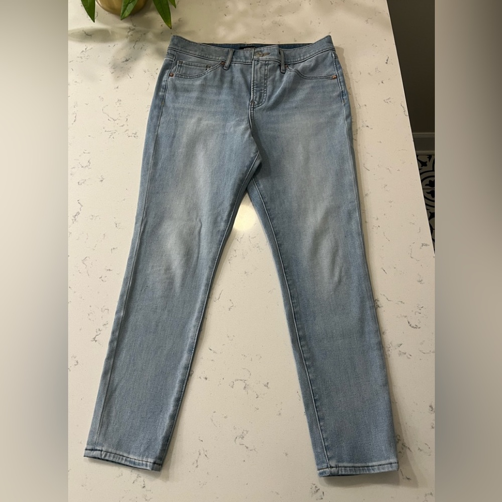 Express mid rise light wash skinny jean. NWOT